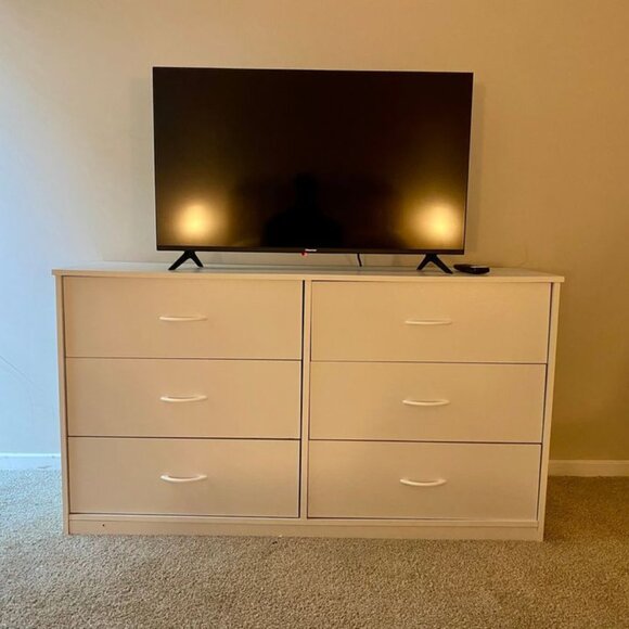 White dresser / Tv Stand